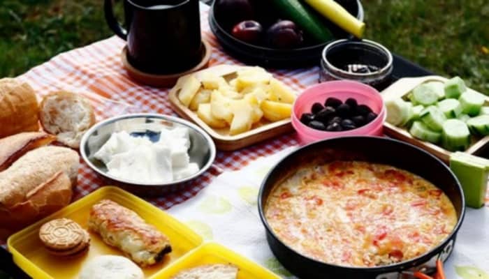 جشن سپندارمذگان چیست؟ تاریخچه و آداب رسوم 13 تجربهی مشترک مثل سفر یکروزه یا شام خاص