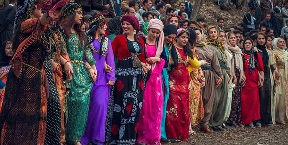 جشن بمو چیست؟ 9 لباس محلی رنگی