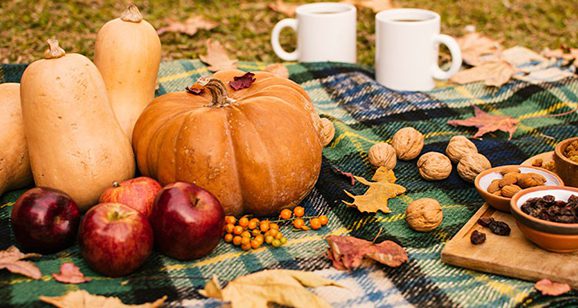 خوردن میوه‌ها و خوراکی‌های پاییزی