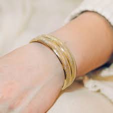 تعبیر خواب دستبند طلا برای زن متأهل + نکات کلیدی 3 تعبیر خواب هدیه گرفتن دستبند طلا از دیگران